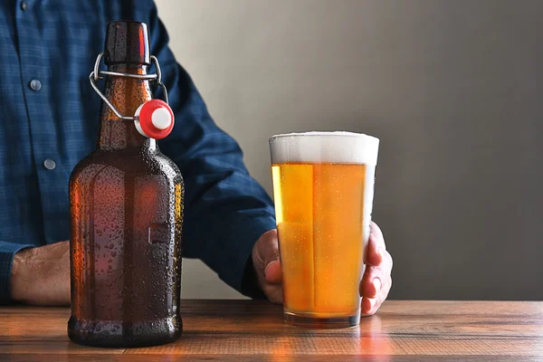 Hombre y vaso de cerveza — Foto de Stock