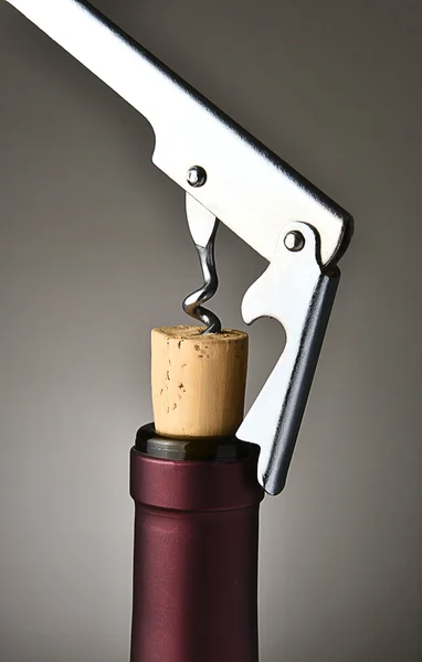 Descorchando botella de vino —  Fotos de Stock