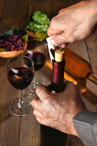 Homem abrindo garrafa de vinho — Fotografia de Stock