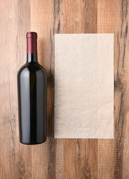 Butelka wina i puste listy — Zdjęcie stockowe