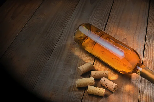 Botella de vino con corchos — Foto de Stock