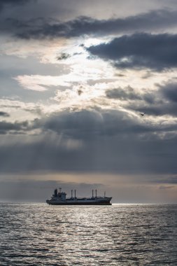 Sunrise beach yakınındaki üzerinde yelken kargo gemisi