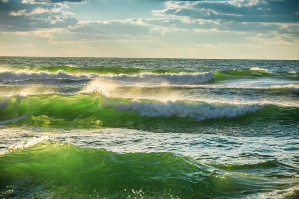 Bela paisagem nublada sobre o mar, tiro ao pôr do sol — Fotografia de Stock