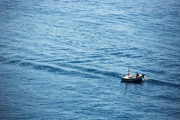 Pescador y barco pesquero en el mar cerca de Mónaco — Foto de Stock