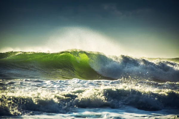 Hermosa ola verde del amanecer — Foto de Stock