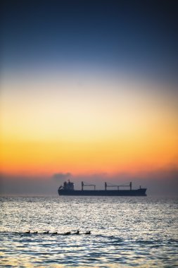 Denizin üzerinde güzel bir gün doğumu