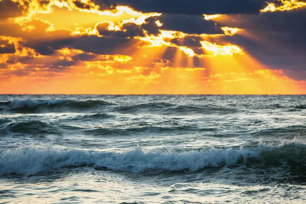 Hermoso paisaje nublado sobre el mar —  Fotos de Stock