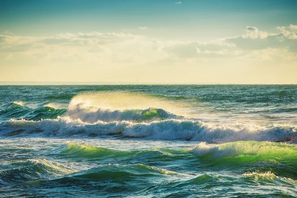 Schöne grüne Sonnenaufgangswelle — Stockfoto