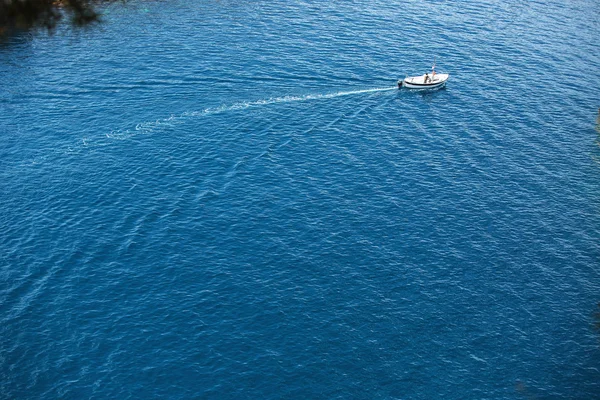 Pescador y barco pesquero en el mar azul, Monte Carlo — Foto de Stock