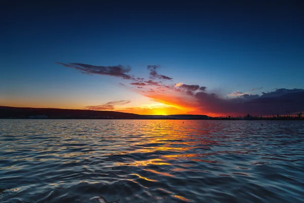 Beau paysage nuageux sur la mer — Photo