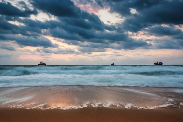 Drammatico paesaggio nuvoloso sul mare — Foto Stock