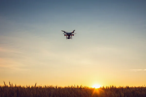 Varna, Bulgária - 23 de junho de 2015: Quadricóptero de drones voadores Dji Pha — Fotografia de Stock