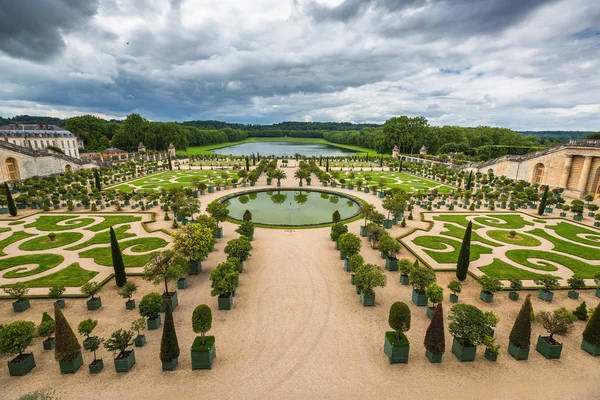 Belo jardim em um famoso palácio Versalhes, França — Fotografia de Stock
