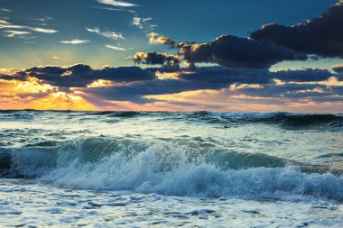 Deniz dalgası yakın, alçak açı görünümü