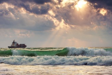 Kargo gemi konteyner gündoğumu ışık ile