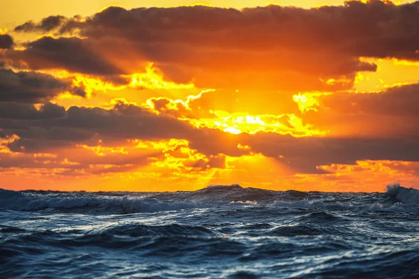 Piękny chmurny krajobraz nad morzem, zachód słońca — Zdjęcie stockowe
