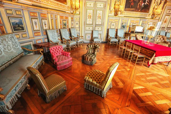 VERSAILLES, FRANCIA - 26 de mayo de 2014: Chateau de Versailles palacenear Paris. Palacio Versalles era un castillo real. Fue añadido a la lista del Patrimonio Mundial de la UNESCO —  Fotos de Stock