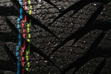 Araba lastiği ve su damla