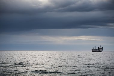 Sunrise beach yakınındaki üzerinde yelken kargo gemisi