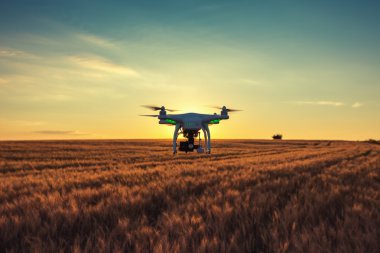 Varna, Bulgaristan - 23 Haziran 2015: Uçan uçak quadcopter ile DJI indeks işlem Pha
