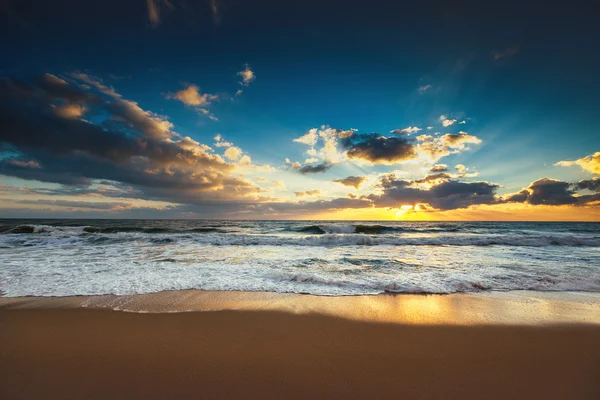 Hermoso paisaje nublado sobre el mar —  Fotos de Stock