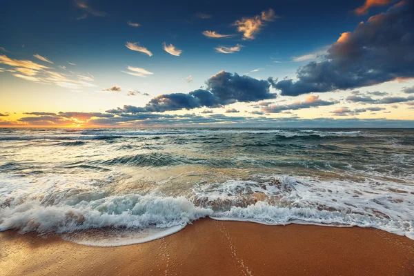 Schöne Wolkenlandschaft über dem Meer — Stockfoto