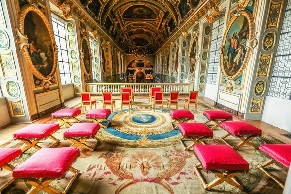 VERSAILLES, FRANCIA - 26 maggio 2014: Chateau de Versailles palacenear Paris. Il palazzo Versailles era un castello reale. E 'stato aggiunto alla lista UNESCO dei siti patrimonio dell'umanità — Foto Stock