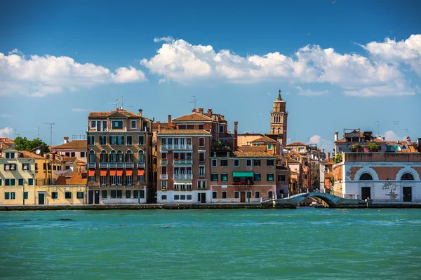 Uma torre sineira inclinada em Veneza, Itália — Fotografia de Stock