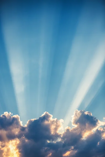 Puesta de sol nubes de cielo dramáticas con rayo de sol — Foto de Stock