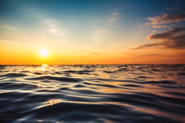 Deniz dalgası yakın, alçak açı görünümü