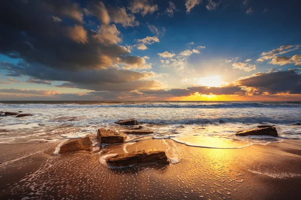 Schöne Wolkenlandschaft über dem Meer — Stockfoto