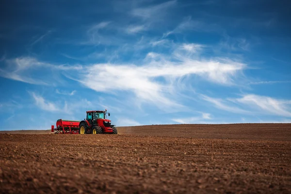 Фермер з посівом тракторів на полі — стокове фото