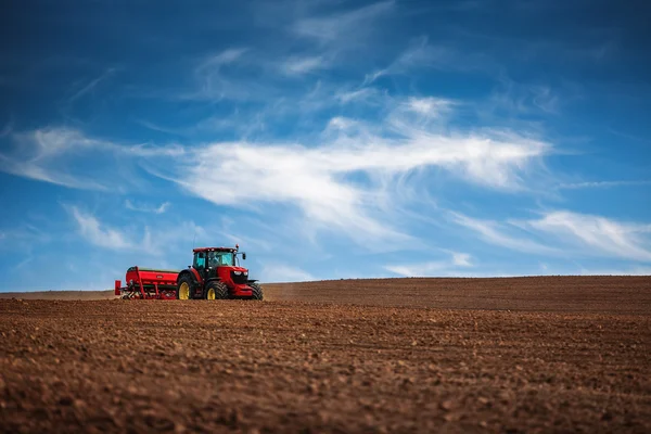 Agricultor con cultivos de siembra de tractor en el campo —  Fotos de Stock