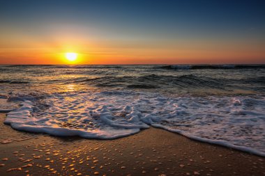 Deniz dalgası yakın, alçak açı görünümü