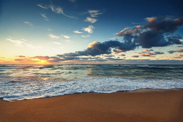 Zonsopgang en glanzende golven in de Oceaan — Stockfoto