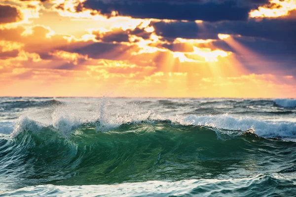 Zonsopgang en zee Wave — Stockfoto