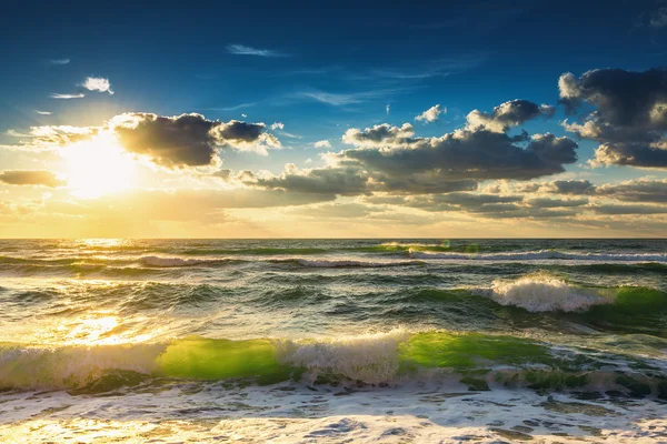 Bela paisagem nublada sobre o mar — Fotografia de Stock