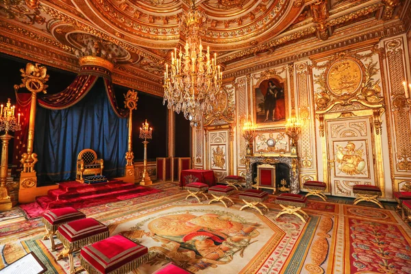 VERSAILLES, FRANÇA - 26 de maio de 2014: Chateau de Versailles palacenear Paris. O Palácio de Versalhes era um castelo real. Foi adicionado à lista da UNESCO de Patrimônios Mundiais — Fotografia de Stock