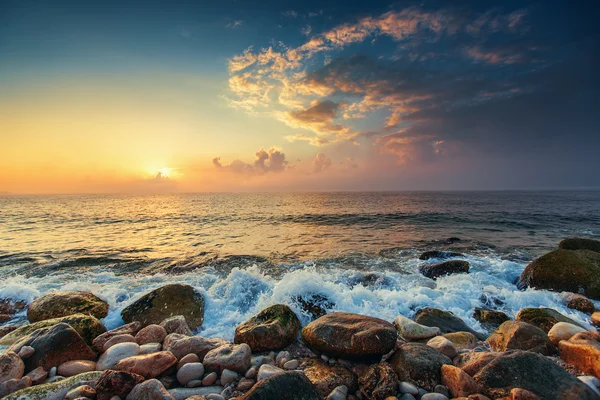 Napkelte és ragyogó hullámok az óceán — Stock Fotó