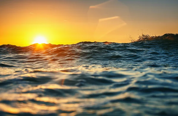 Moře vlna zblízka, nízký úhel pohledu — Stock fotografie