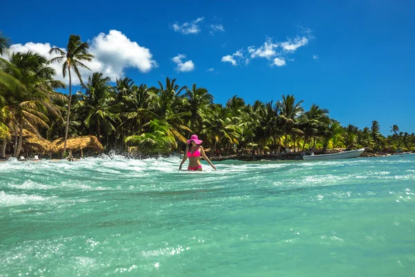 Mujer joven despreocupada relajándose en la playa tropical —  Fotos de Stock