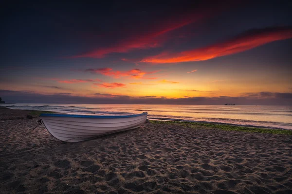Csónak és lila napkelte — Stock Fotó