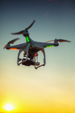 Varna, Bulgaristan - 23 Haziran 2015: Uçan uçak quadcopter ile DJI indeks işlem Pha