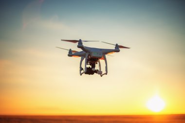 Varna, Bulgaristan - 23 Haziran 2015: Uçan uçak quadcopter ile DJI indeks işlem Pha