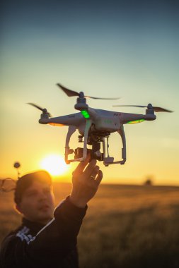 Varna, Bulgaristan - 23 Haziran 2015: Uçan uçak quadcopter ile DJI indeks işlem Pha