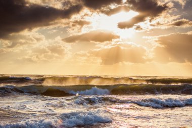 Gündoğumu ve deniz dalga