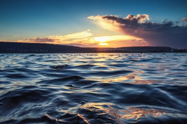 Deniz dalgası yakın, alçak açı görünümü