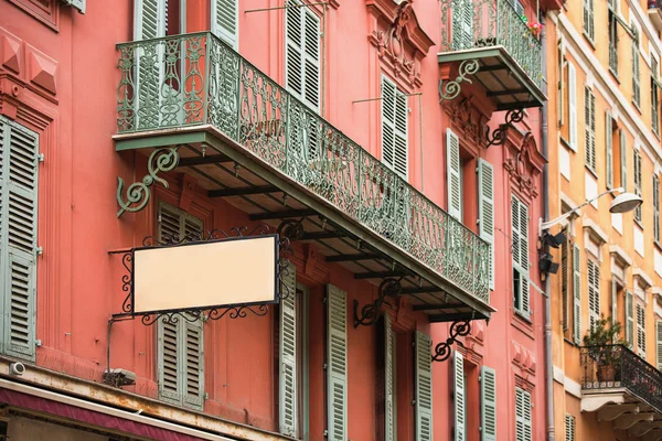 Çubuk işareti ve Binalar şehrin sokak üzerinde