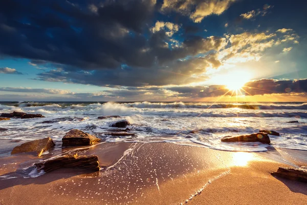 Bela paisagem nublada sobre o mar — Fotografia de Stock