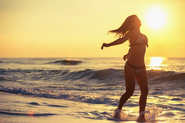Silhouette di donna spensierata sulla spiaggia — Foto Stock